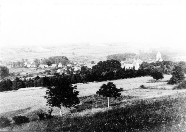 Panorama de Courville, de Haut en bas : carrires, village, Chteau et glise